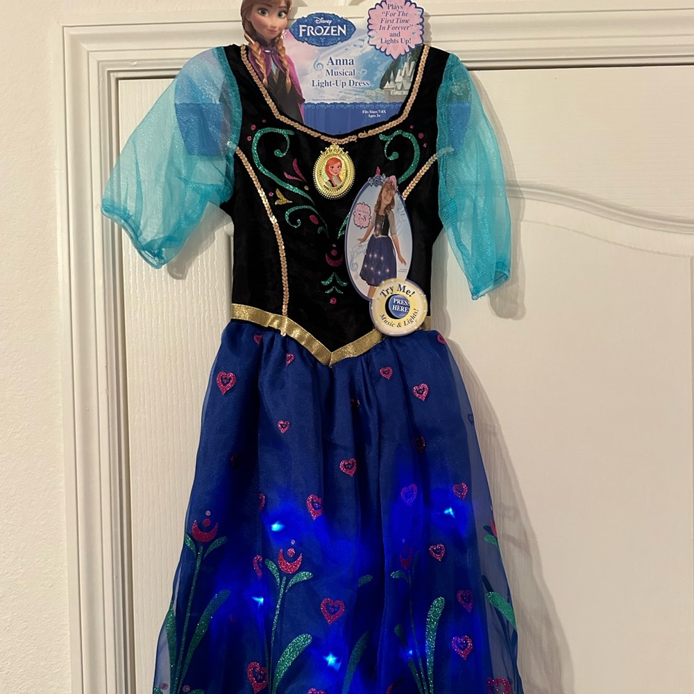 Girls size M 7/8 Ana light-up costume with sound